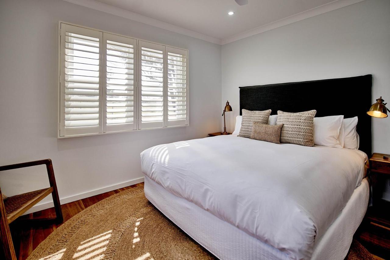 Goonoo Goonoo Station Hotel Tamworth Exterior foto A bedroom with plantation shutters