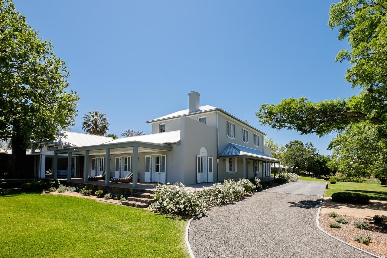 Goonoo Goonoo Station Hotel Tamworth Exterior foto The former residence of the South African Minister of Finance, Trevor Manuel, in the suburb of Constantia, Cape Town.