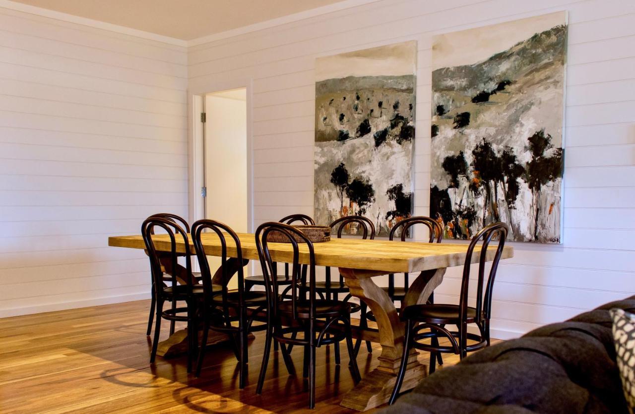 Goonoo Goonoo Station Hotel Tamworth Exterior foto A dining room with a Thonet chair set