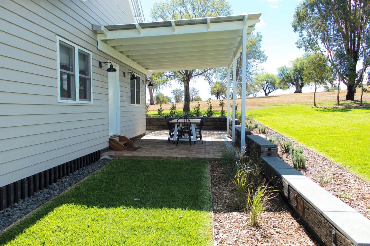 Goonoo Goonoo Station Hotel Tamworth Exterior foto A residential patio with a retractable awning